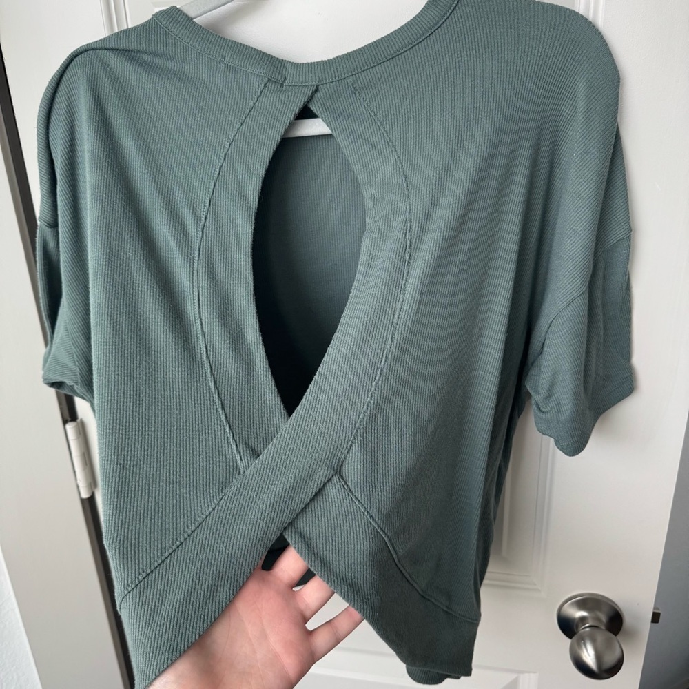 American Eagle green ribbed activewear top with open backside size small - Picture 4 of 7